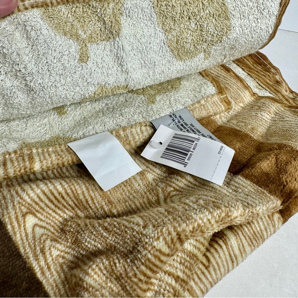 NWT. Disney Beach Towel. Fort Wilderness Resort And Campground towel. - Picture 4 of 7